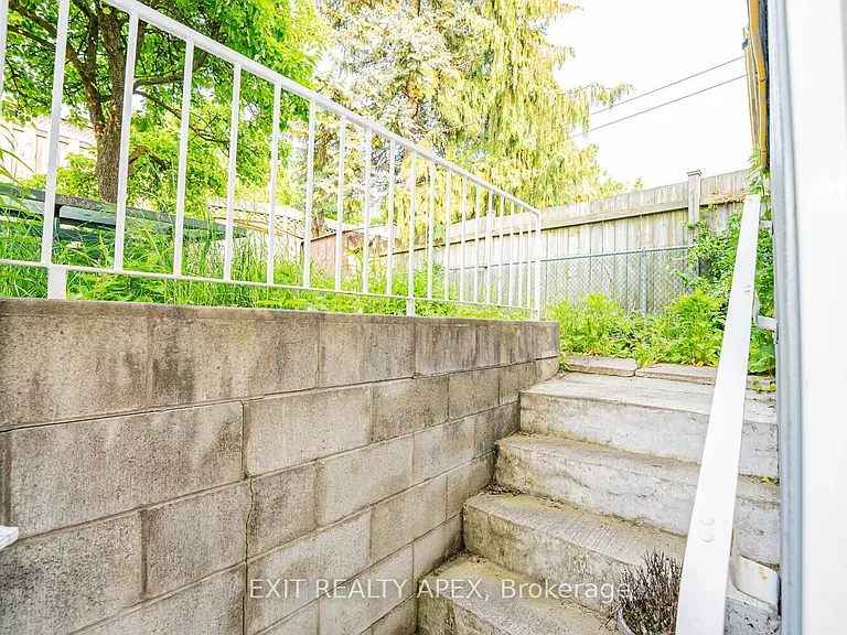 122 Centre St N — Photo 44
