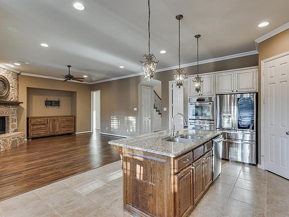 3rd image of 8316 Victoria Ln