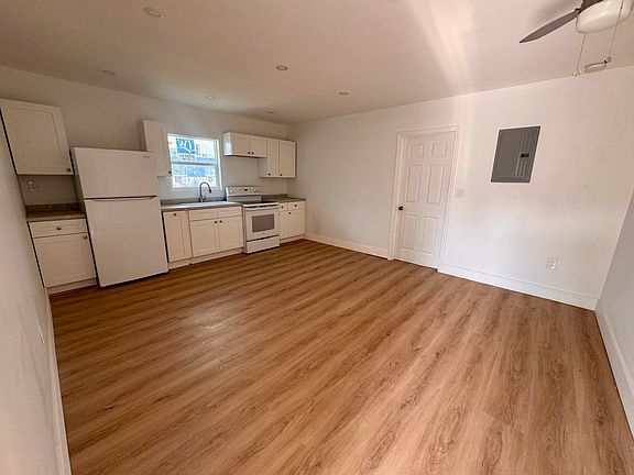 4th image of 2513 Avenue E