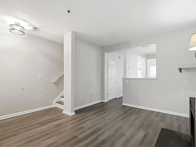 614 E 9th St — Photo 21