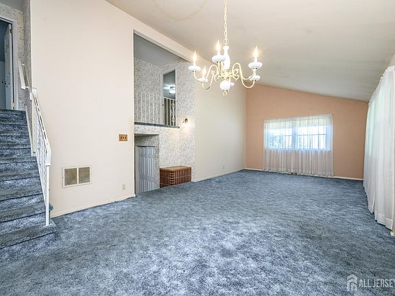 4th image of 422 King George Rd