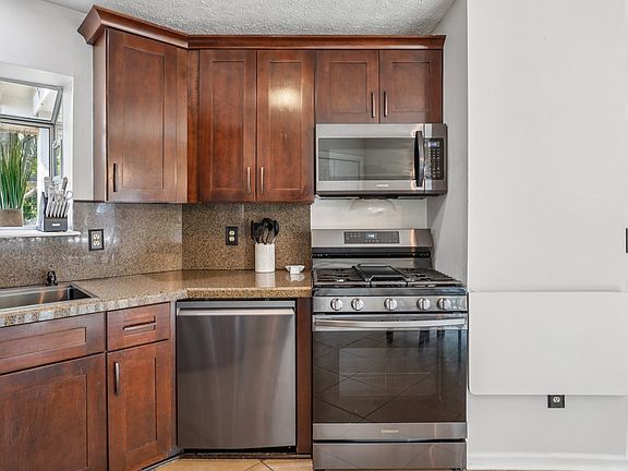 4th image of 410 Newbary Ct