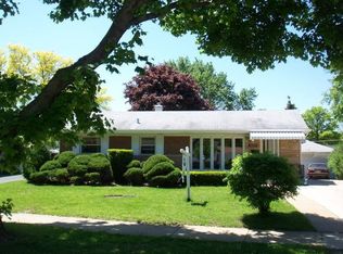 1052 Charing Cross Rd, Lombard, IL 60148