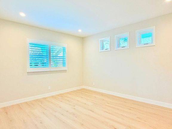3rd image of 5602-5604 Verdura Ave #5604-2