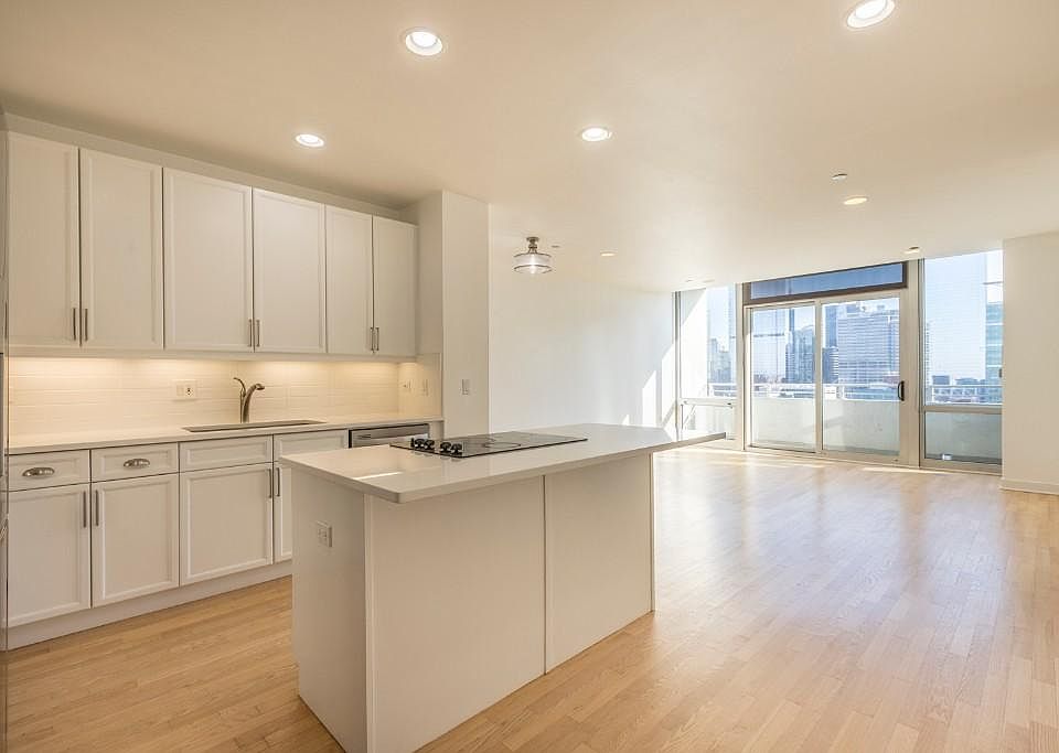 1st image of 737 W Washington Blvd APT 2804