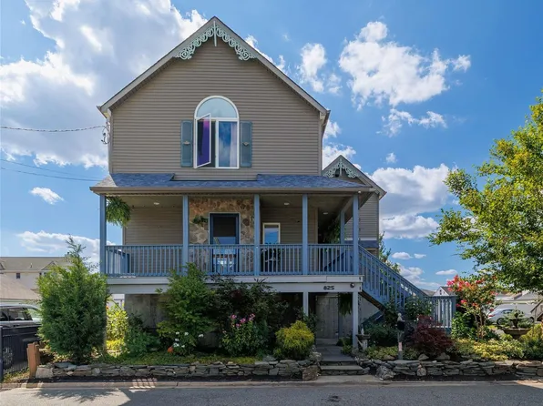 825 Arctic Street, Lindenhurst, NY 11757
