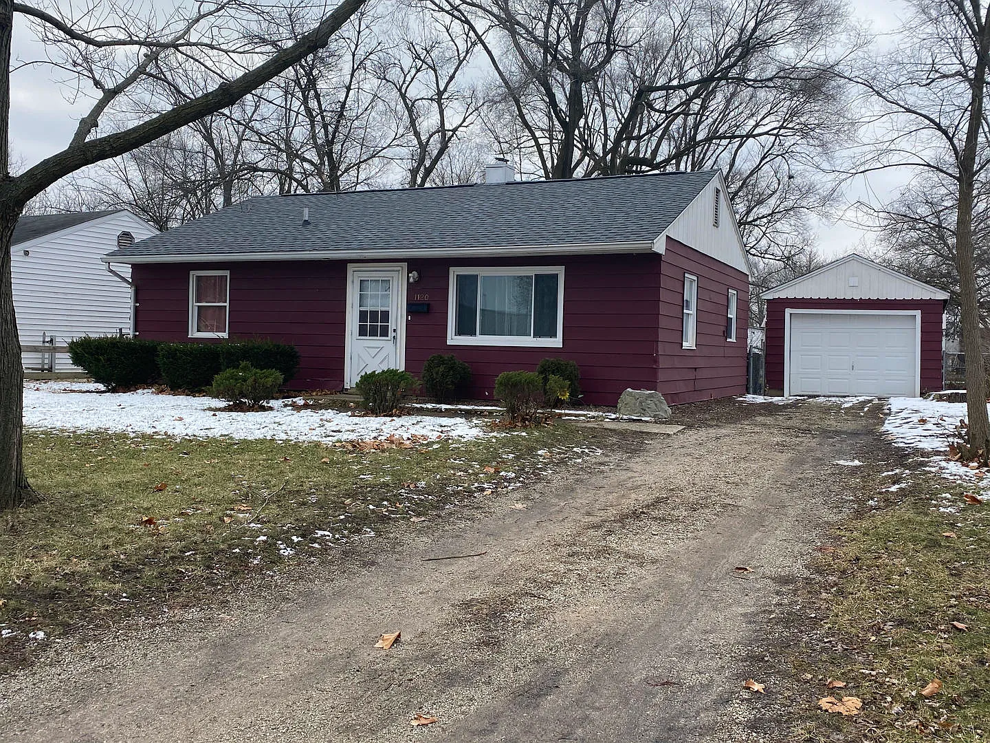 1120 Eastview Dr photo 1