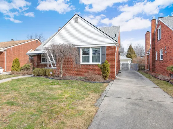 20401 Beaufait St, Harper Woods, MI 48225