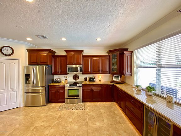 3rd image of 1065 Cady Cir