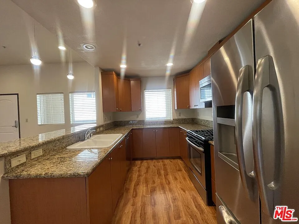 3 bed, 3.0 bath, 1700 sqft, $3,990 — Photo 2