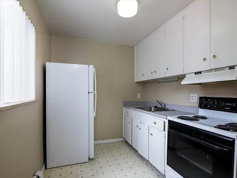 Downing Apartments — Photo 14