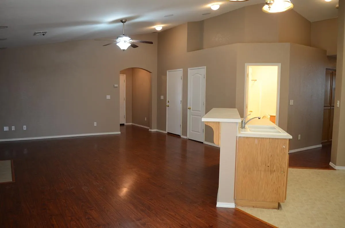4 bed, 1513 sqft, $1,900 — Photo 2