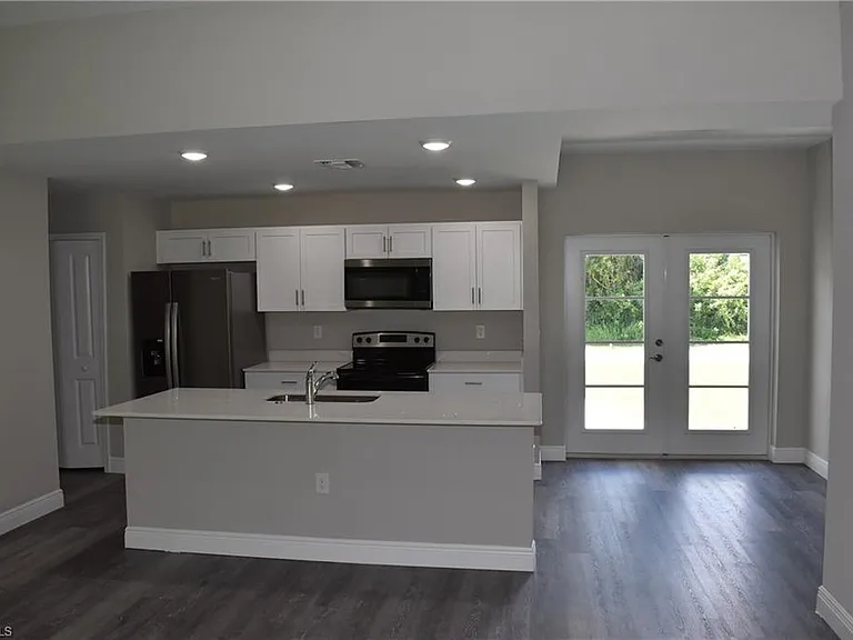 20217 Renwick Ave — Photo 3