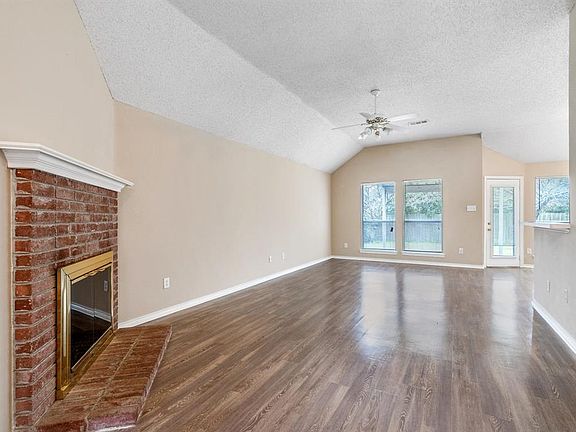 4th image of 9205 Oak Hollow Dr