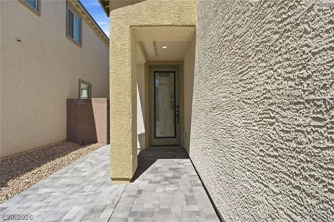 5 bed, 3.0 bath, 2203 sqft, $2,600 — Photo 4