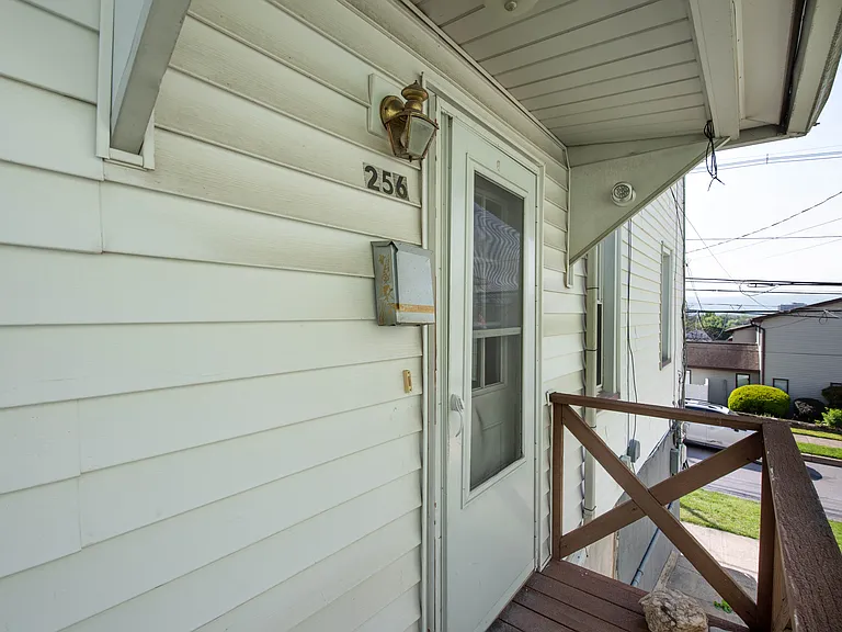 256 E Grove St — Photo 2