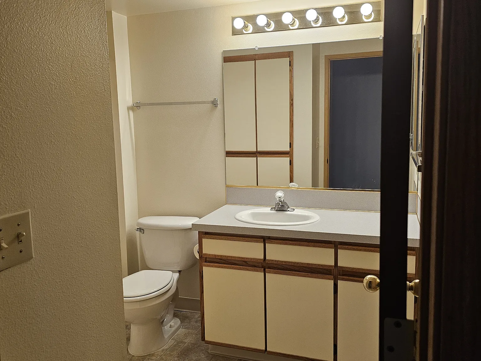 2 bed, 1000 sqft, $1,685 — Photo 3