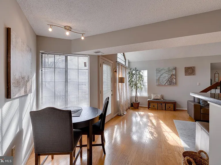 1611 Carriage House Ter #B — Photo 3
