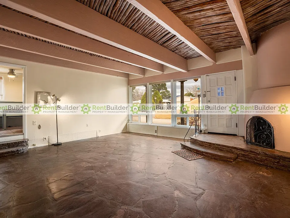1301 Alvarado Dr NE