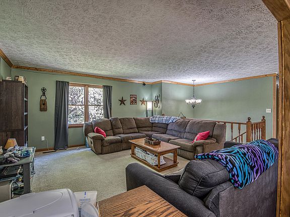 4th image of 19 Claremont Cir