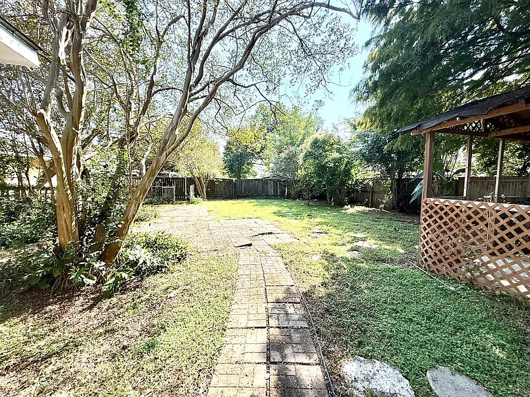 621 W Woodruff Dr — Photo 2