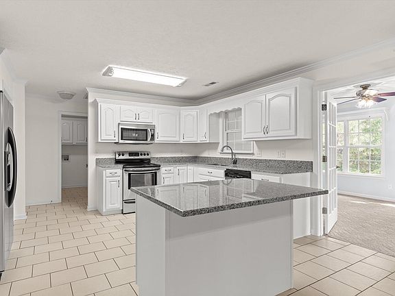 3rd image of 212 Honeysuckle Dr