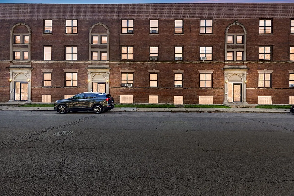 Building Photo - 953 E 61st St #1E