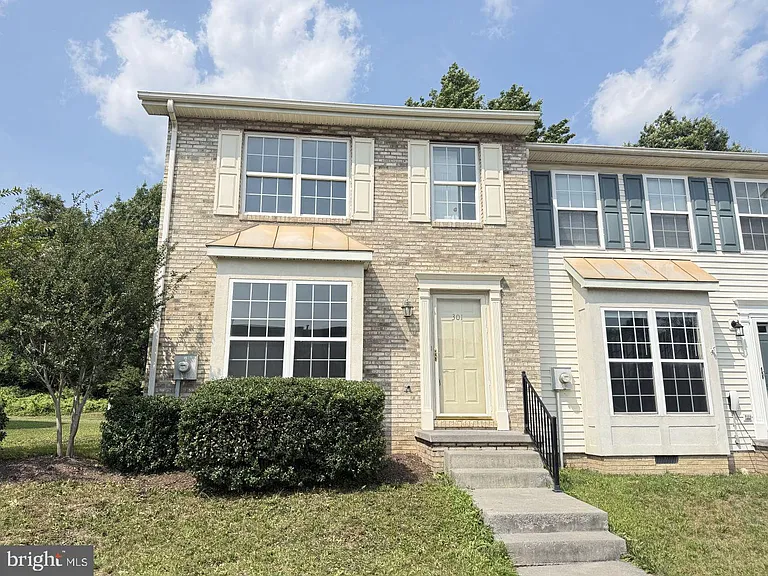 301 Sutton Ct — Photo 1