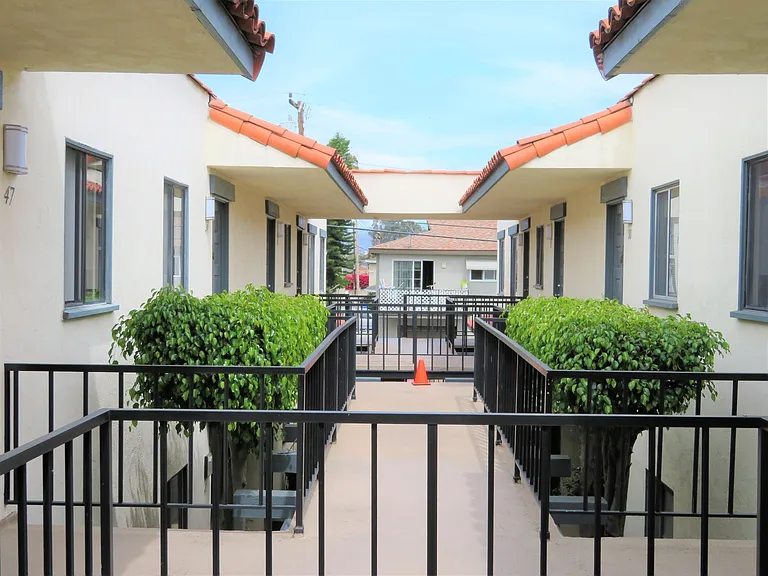 Tustin Villas — Photo 17