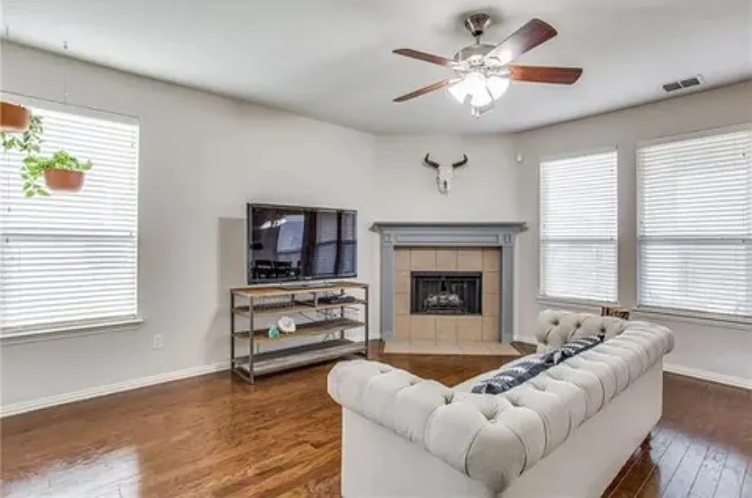 3 bed, 2433 sqft, $3,000 — Photo 3