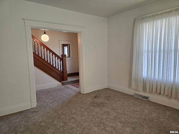 4th image of 452 E Chestnut St