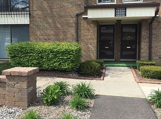 18222 University Park Dr, Livonia, MI 48152