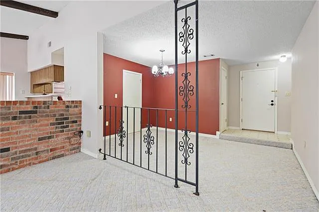 117 S Queens Dr — Photo 4