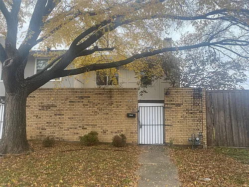 501 Towne House Ln Photo 1