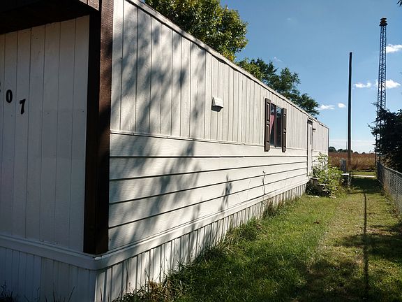 3rd image of 207 Cardinal Dr