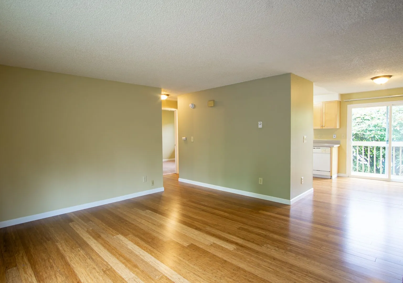 Contemporary 2Bdr Flat w/ DW, W/D, & Parking! — Photo 4
