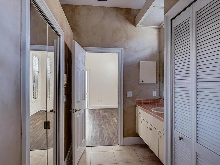 2208 Hampstead Ct — Photo 26
