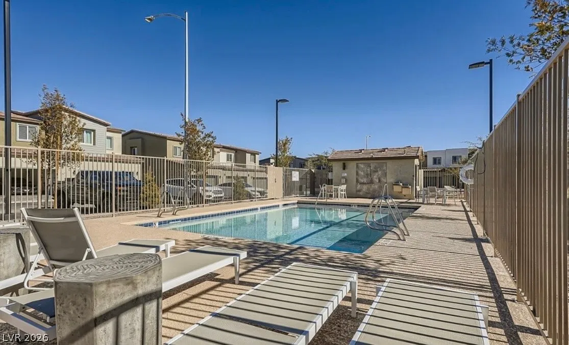 3 bed, 2.5 bath, 1709 sqft, $2,100 — Photo 2