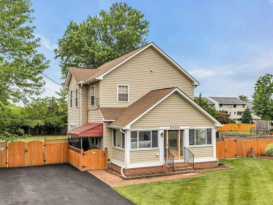 8604 Woodlawn Ct