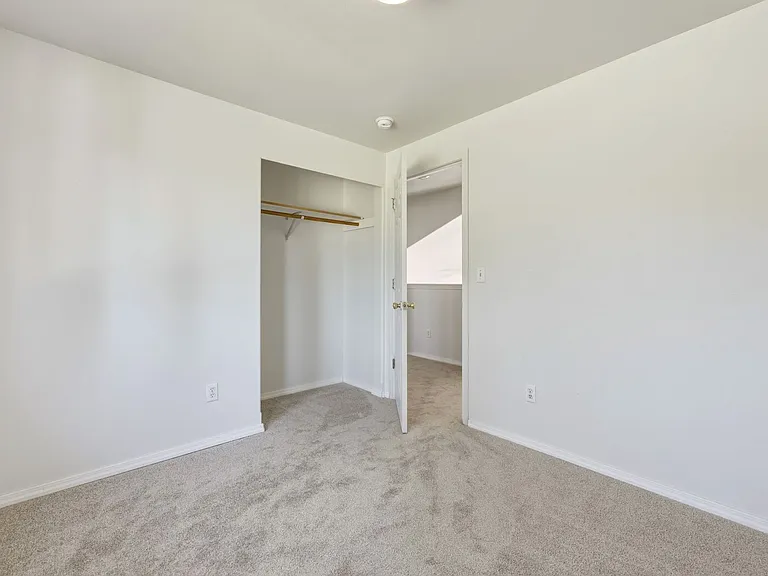 916 McCormick St NE — Photo 17