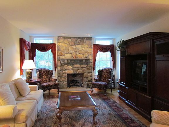 5th image of 46 Fieldstone Dr