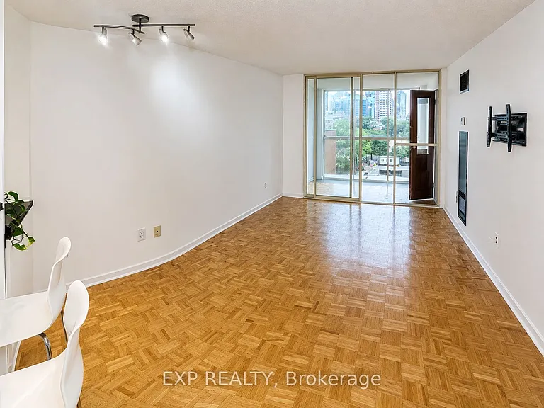15 Maitland Pl #705 — Photo 4