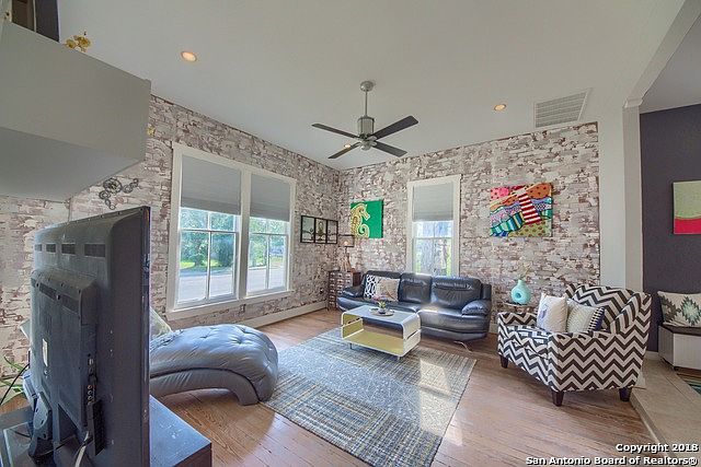 1st image of 905 W Ashby Pl