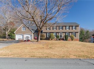 8101 Equestrian Ln, Clemmons, NC 27012