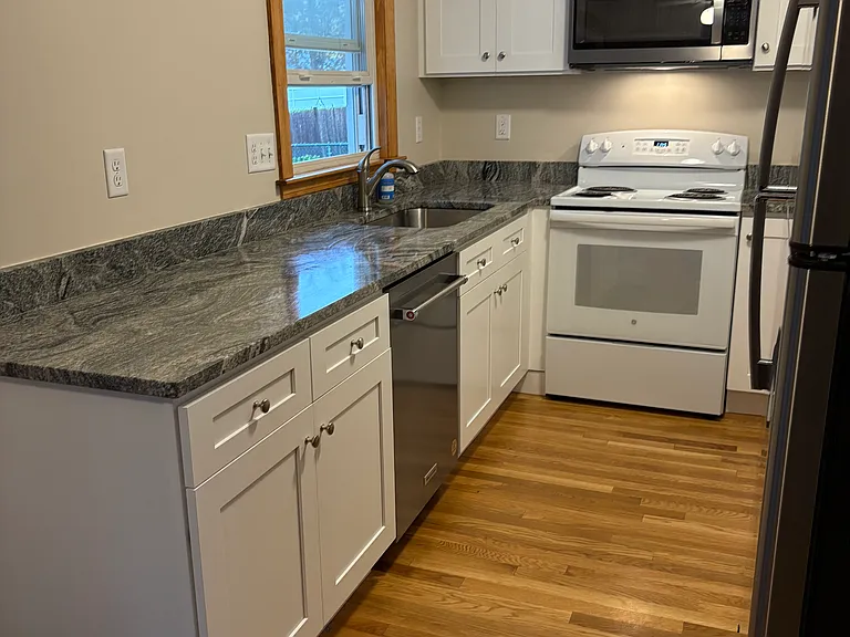 10 Kinsman Pl — Photo 2