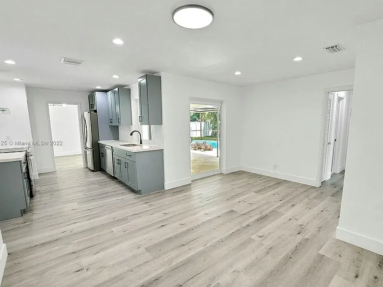 5300 SW 7th St — Photo 15