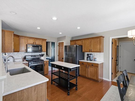 3rd image of 1192 Iris LANE