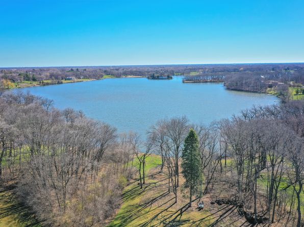 26813 N Chevy Chase Rd, Mundelein, IL 60060