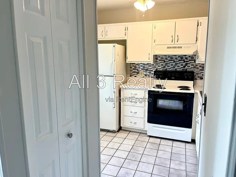 215 Sheraton Ct — Photo 3