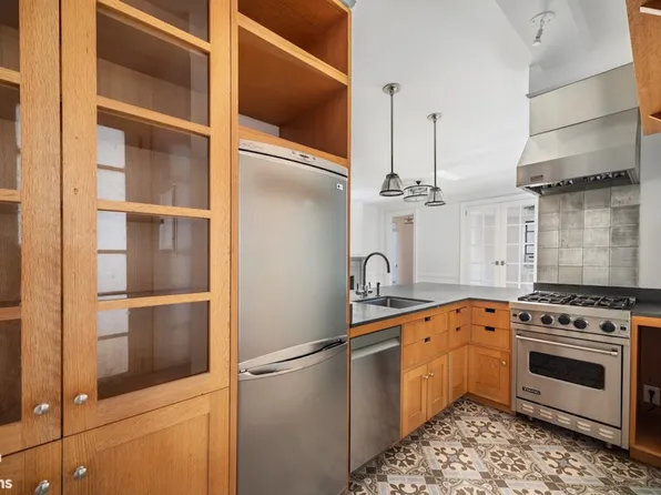 885 West End Avenue image 6 of 14